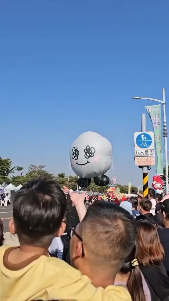 251213 ظهرت جيسو (شومون) لأول مرة كشخصية استعراضية في العرض الثامن عشر لـ OPEN! موكب البالونات العملاقة في كاوشيونغ بتايوان!