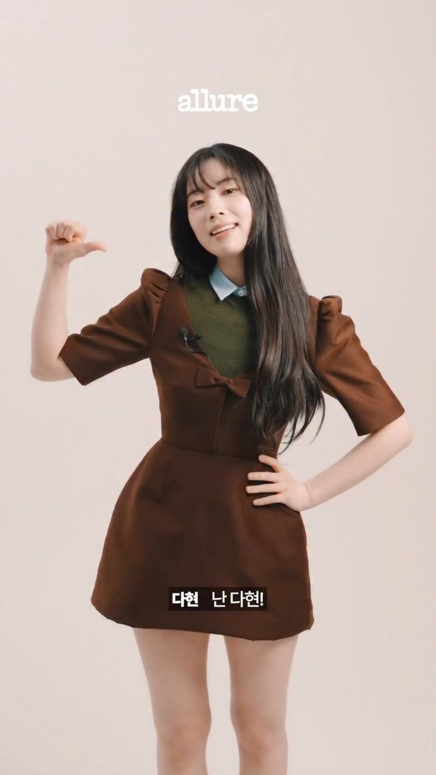 251222 تحديث انستقرام allurekorea - داهيون وشيوو يُظهران كيمياءهما الوثيقة القوية في دراما ‹Love Me>! حتى أثناء لحظة الترويج للعمل، تم التقاط لحظة العمل بشكل طبيعي. في الفيديو التالي، قمت بتضمين لحظة جميلة، لذا يرجى المشاهدة 😉