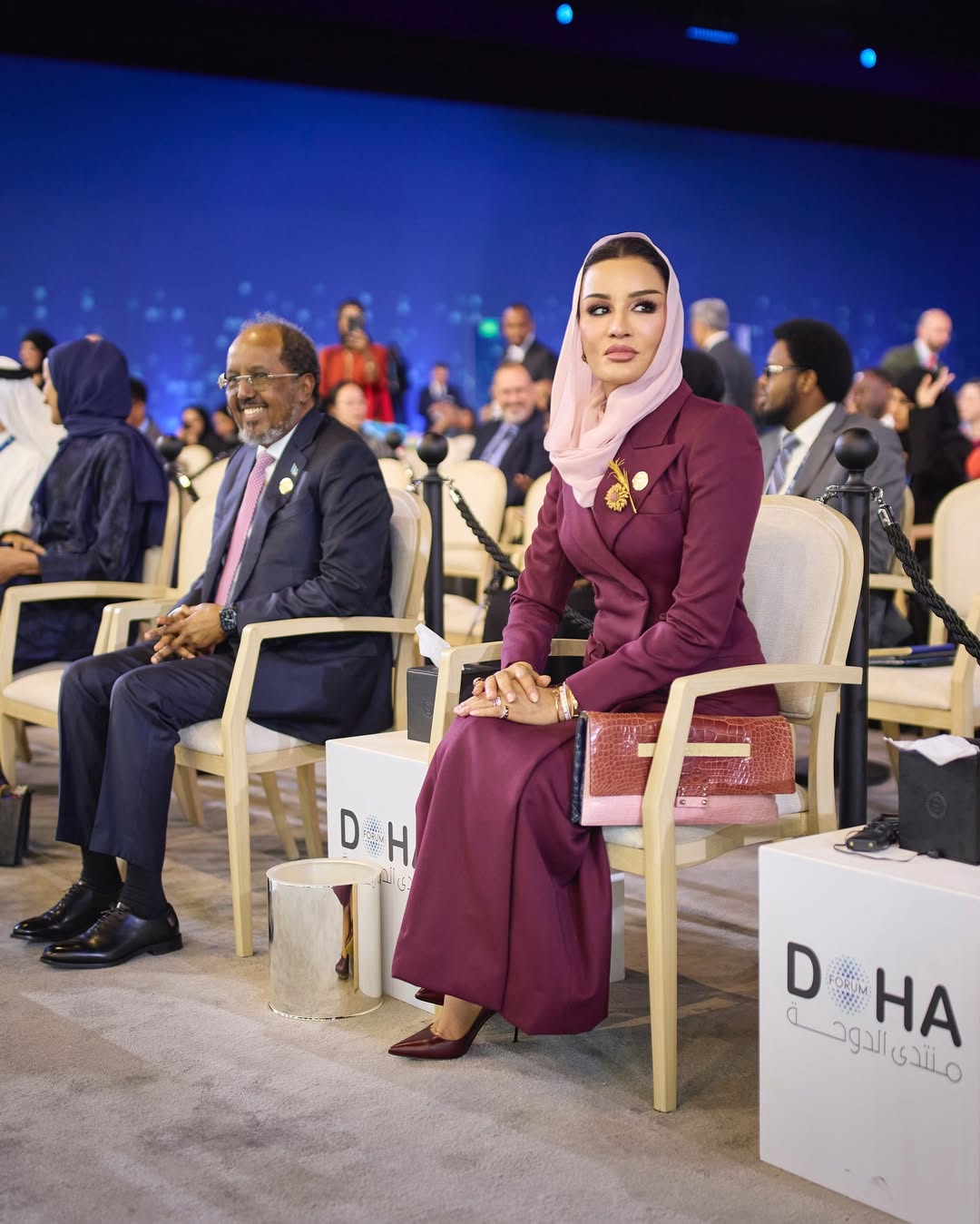 الشيخة موزة بأناقة اللون البرغندي  في منتدى الدوحة (انستغرام)
