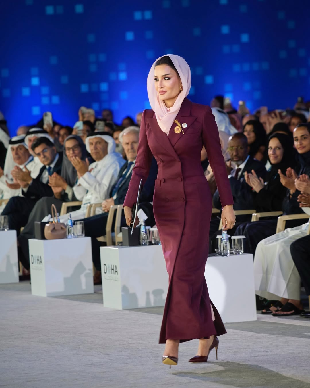 الشيخة موزة بأناقة اللون البرغندي  في منتدى الدوحة (انستغرام)