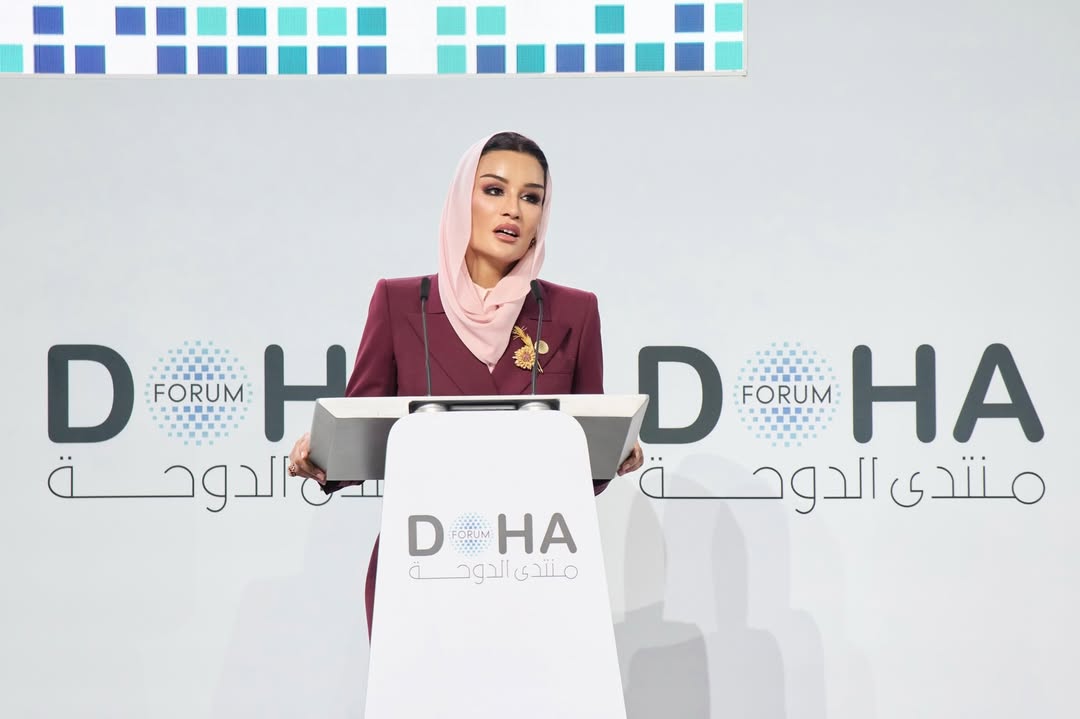 الشيخة موزة بأناقة اللون البرغندي  في منتدى الدوحة (انستغرام)