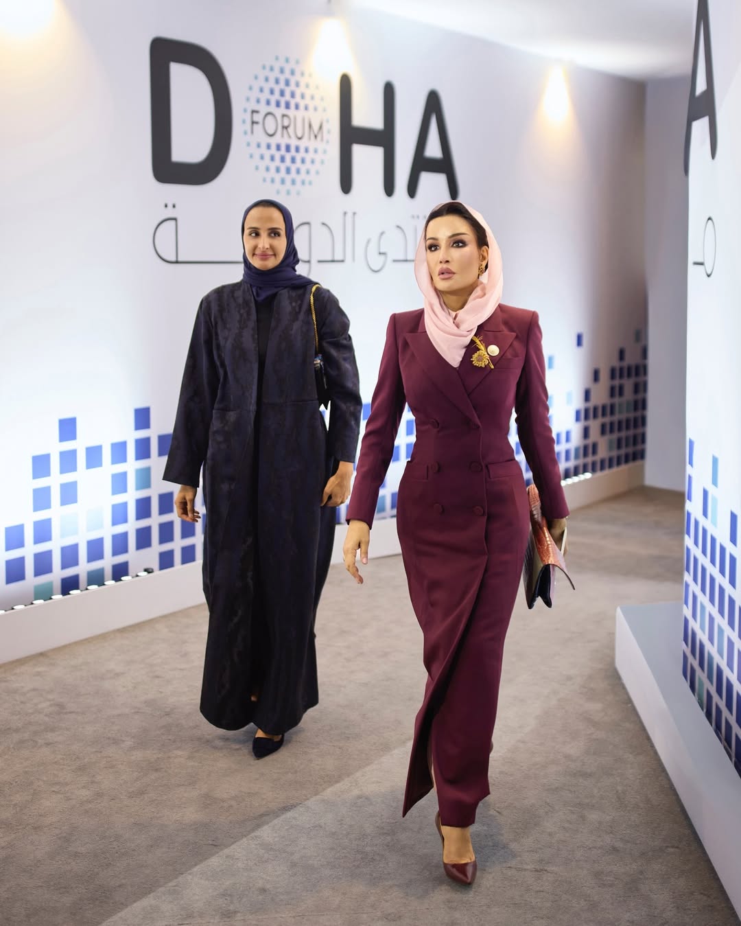 الشيخة موزة بأناقة اللون البرغندي  في منتدى الدوحة (انستغرام)