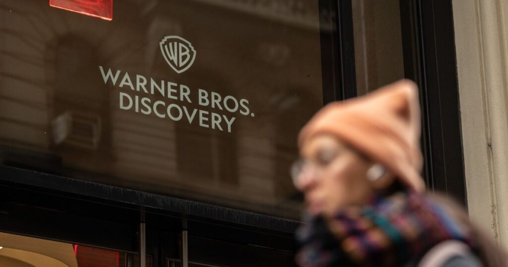 المتنافستان للاستحواذ على “وارنر براذرز” تواجهان أوقاتاً عصيبة كيف يتضخم التنافس على ملكية "وارنر"؟