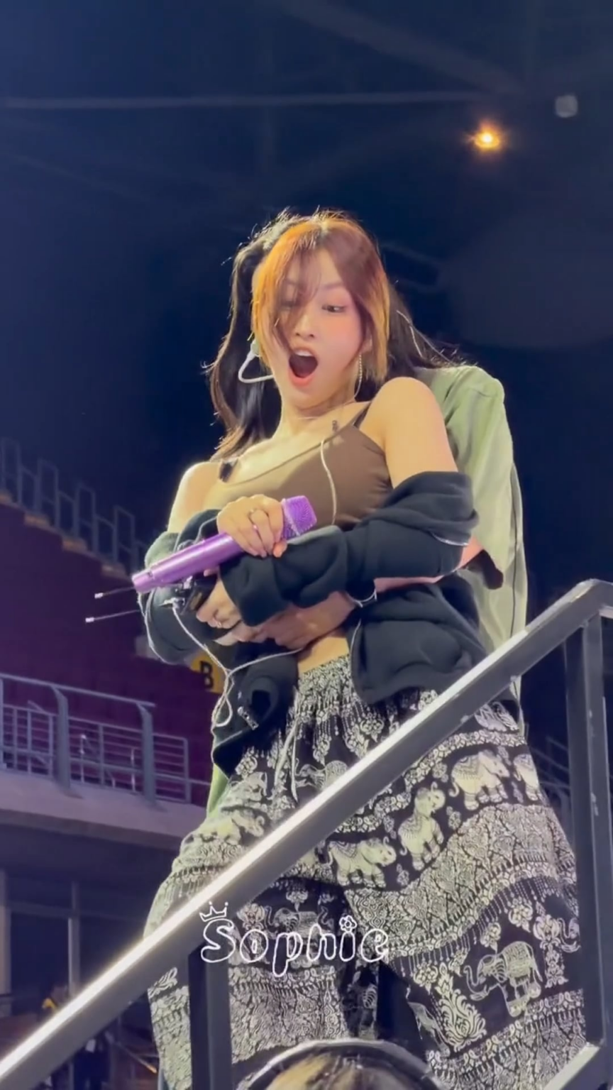 251214 - جونغيون يسحب مومو خارج المسرح