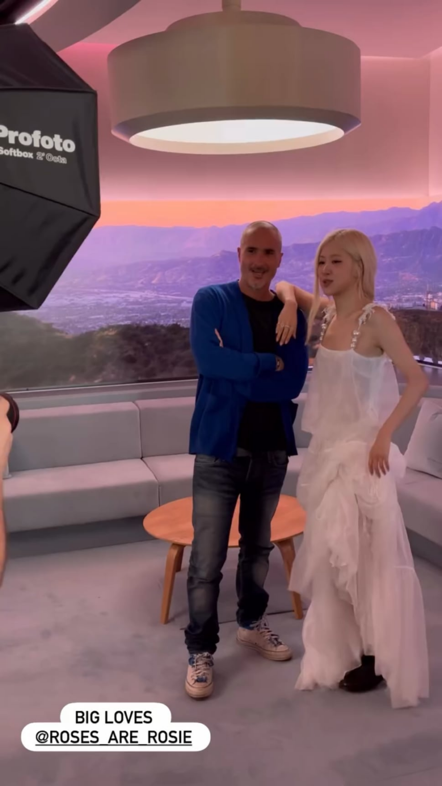 251214 تحديث قصة Zane Lowe على IG مع روزي