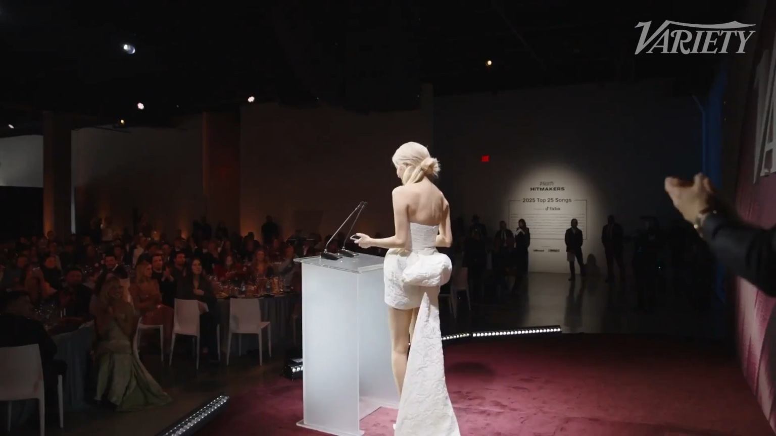 251206 روزيه تحصل على جائزة أفضل صانع أغاني عالمي لهذا العام في حدث Variety Hitmakers لهذا العام