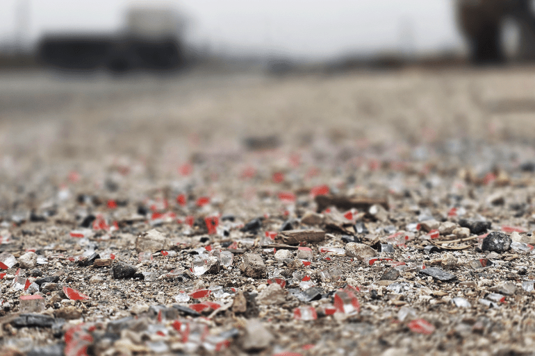 آثار زجاج السيارات بعد استهداف مركبات لأمن الطرق في معرة النعمان(الجزيرة نت)