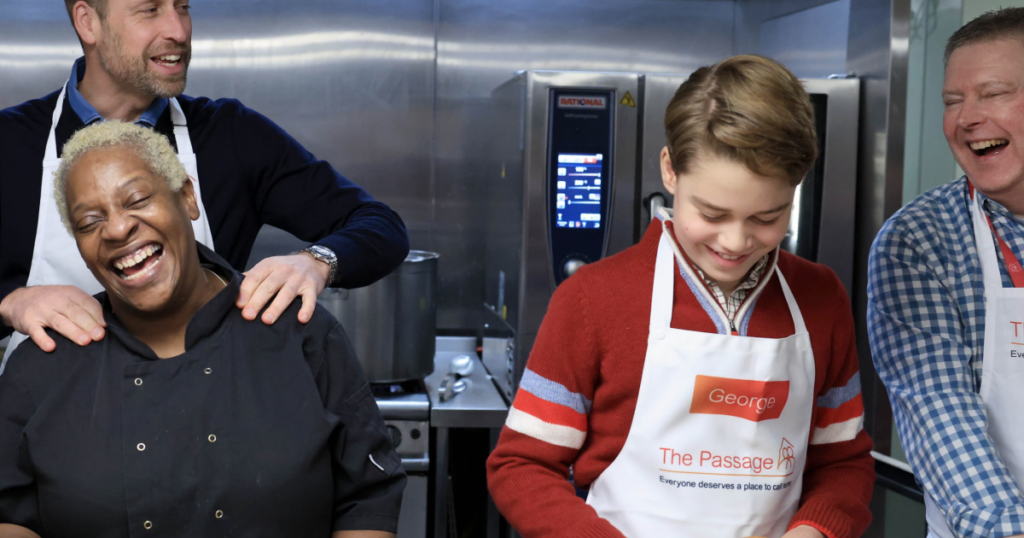 على خطى والدته ديانا.. الأمير ويليام يصطحب نجله في حملة إطعام المشردين