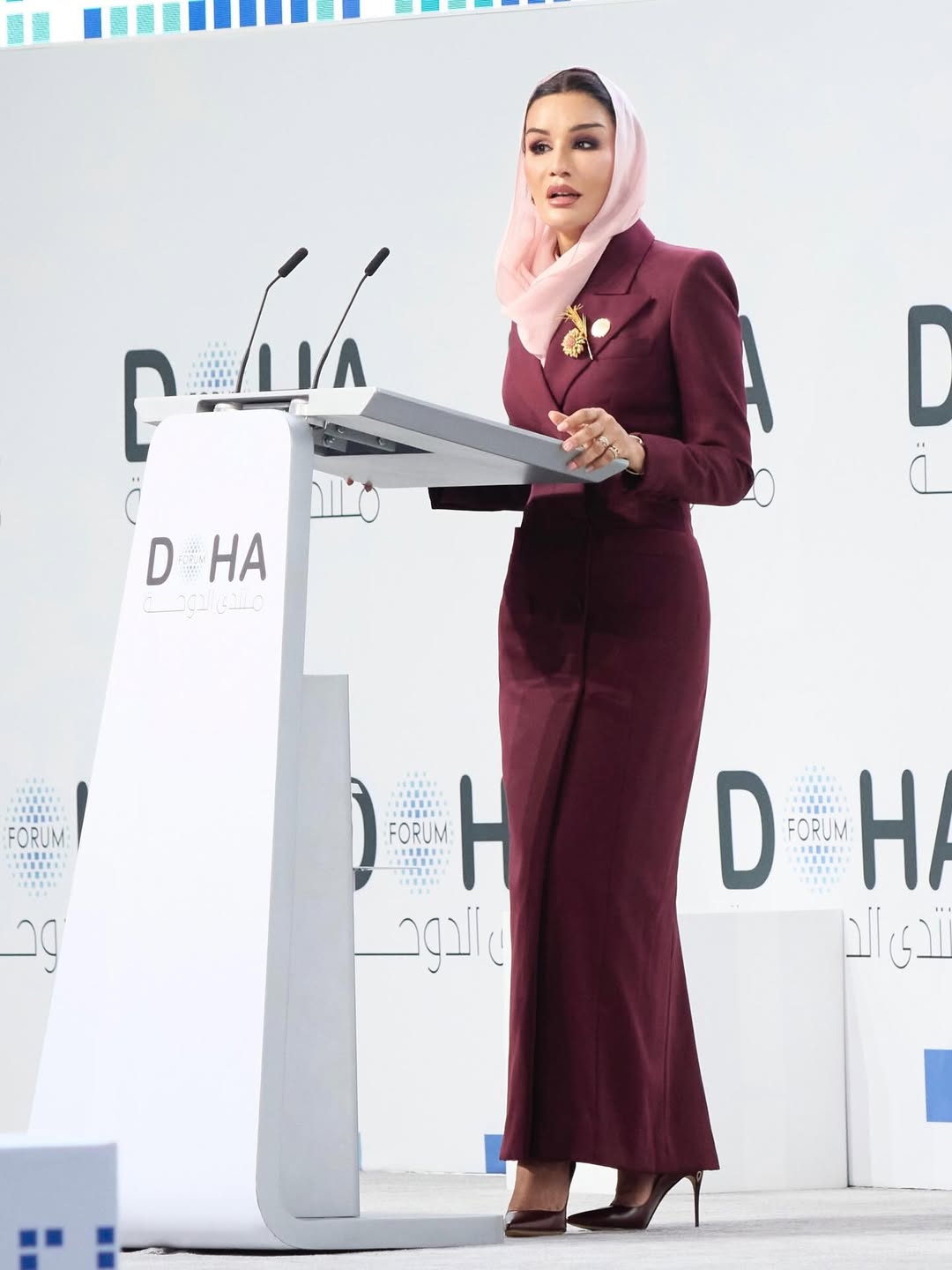 الشيخة موزة بأناقة اللون البرغندي  في منتدى الدوحة (انستغرام)