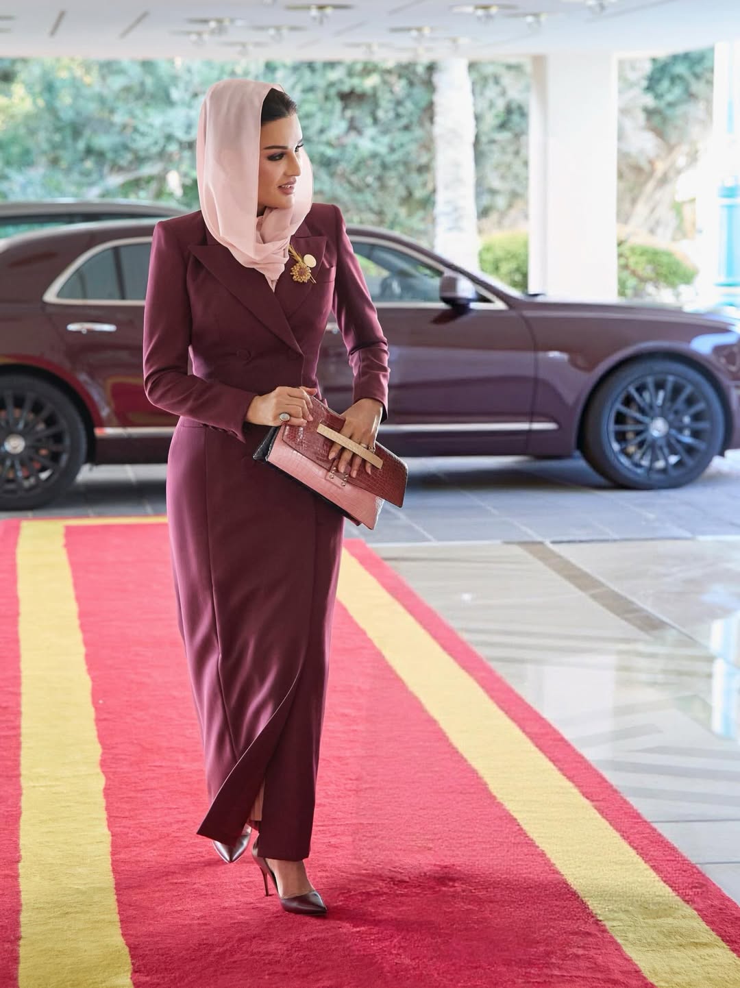 الشيخة موزة بأناقة اللون البرغندي  في منتدى الدوحة (انستغرام)