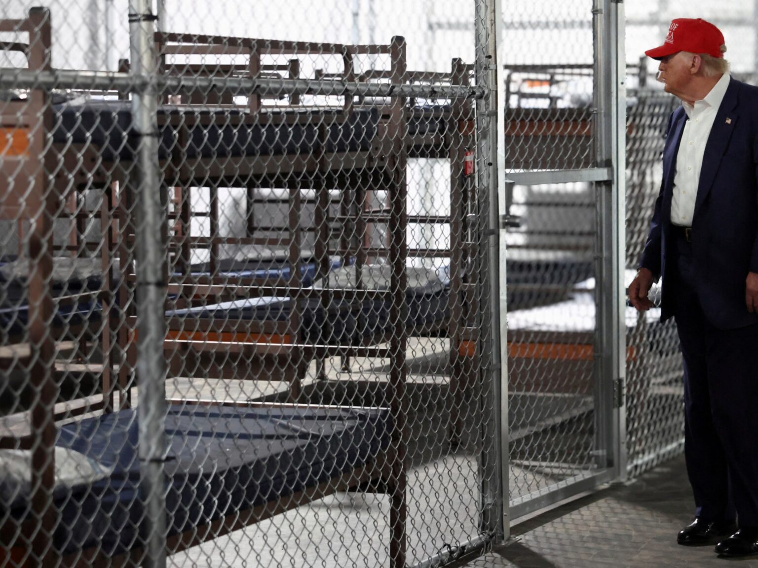 ترحيل ومنع دخول.. ترامب يعلنها حربا على المهاجرين والزائرين | سياسة ترحيل ومنع دخول.. ترامب يعلنها حربا على المهاجرين والزائرين | سياسة