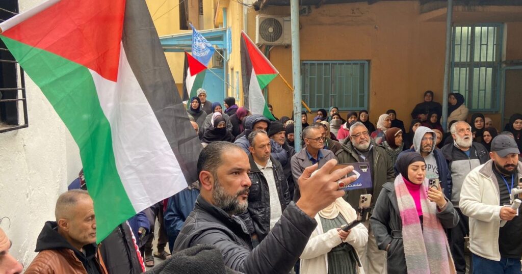 اعتصام جماهيري في مخيم الجليل رفضاً لسياسة “أونروا” التقليصية اعتصام جماهيري في مخيم الجليل رفضاً لسياسة "أونروا" التقليصية