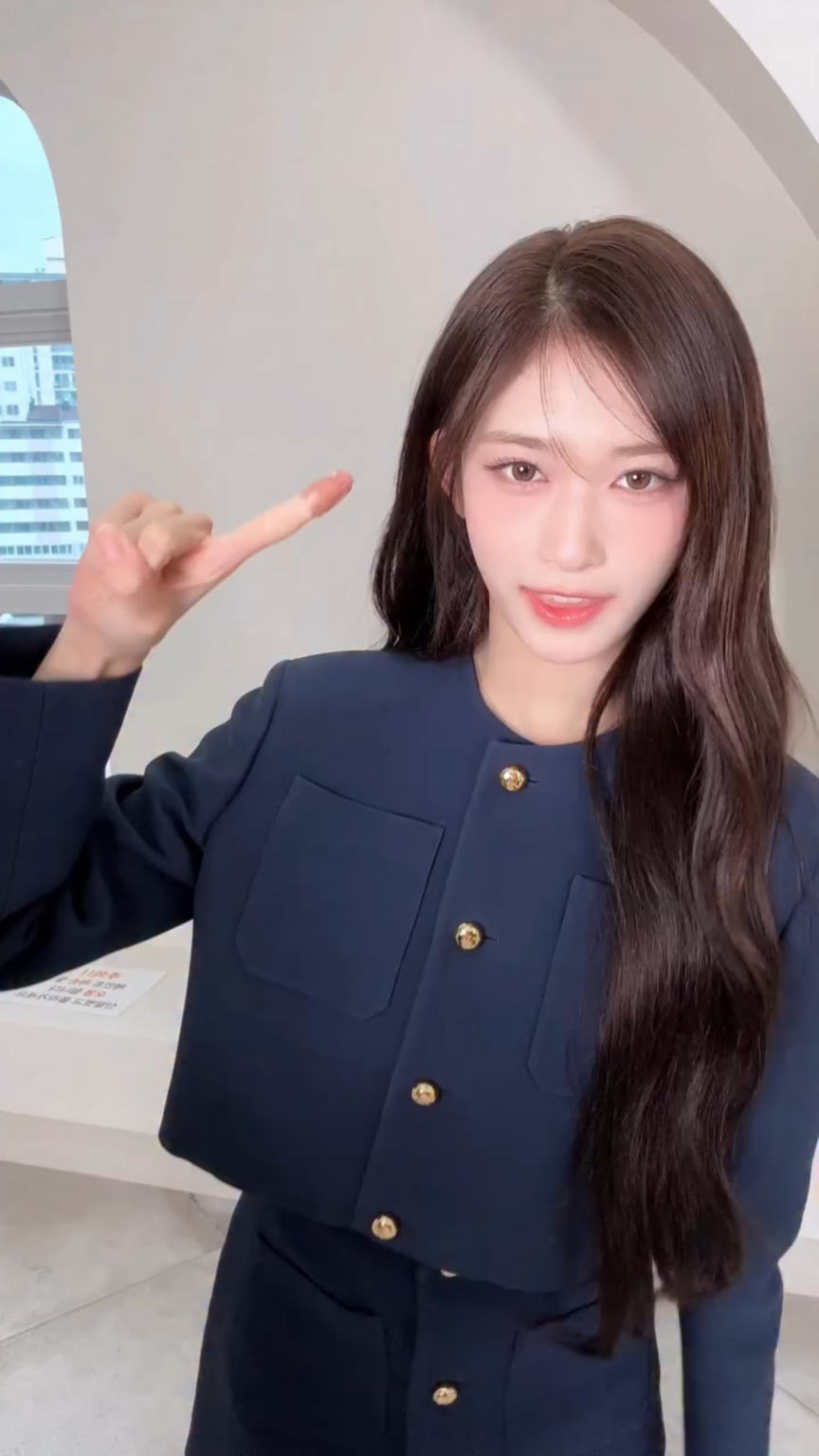 251227 تحديث IVE.official على TikTok - أغنية "ما هو الحب" لـ Leeseo؟ تحدي الريمكس