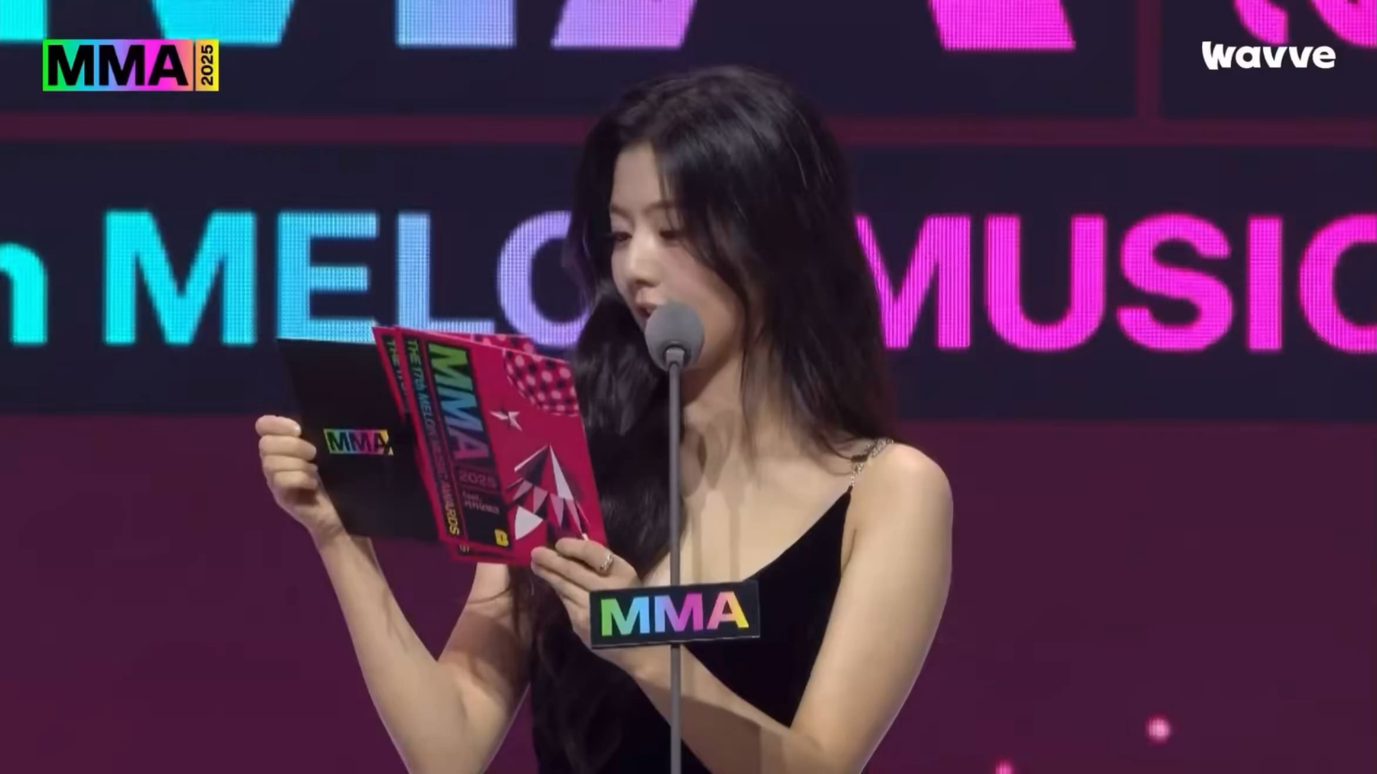 251220 جيني تفوز بجائزة أفضل 10 (Bosang) في حفل توزيع جوائز MelOn Music السابع عشر!