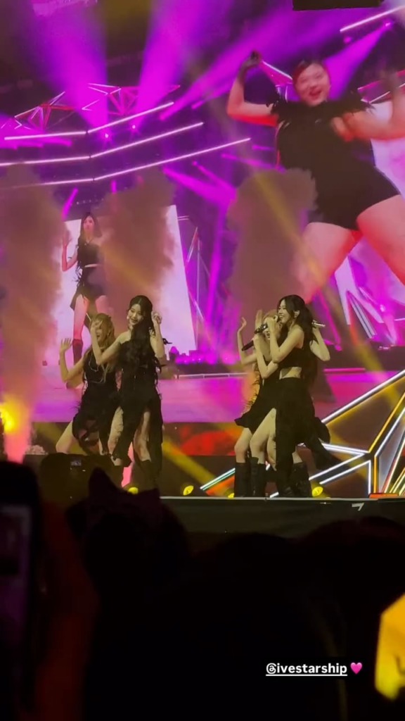 251210 أنا أشعر بغيرة شديدة لأن أصدقائي شاهدوا البث المباشر في الحياة الحقيقية 😭