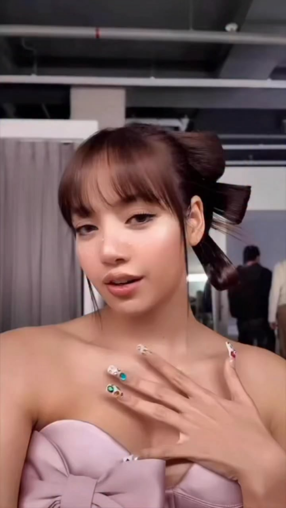 251225 قصة ليزا (LLOUD) على الانستغرام | استعدوا مع LISA لجلسة التصوير الخاصة بعيد الميلاد 🎀❄️ أتمنى للجميع عطلة مريحة وممتعة 🤍