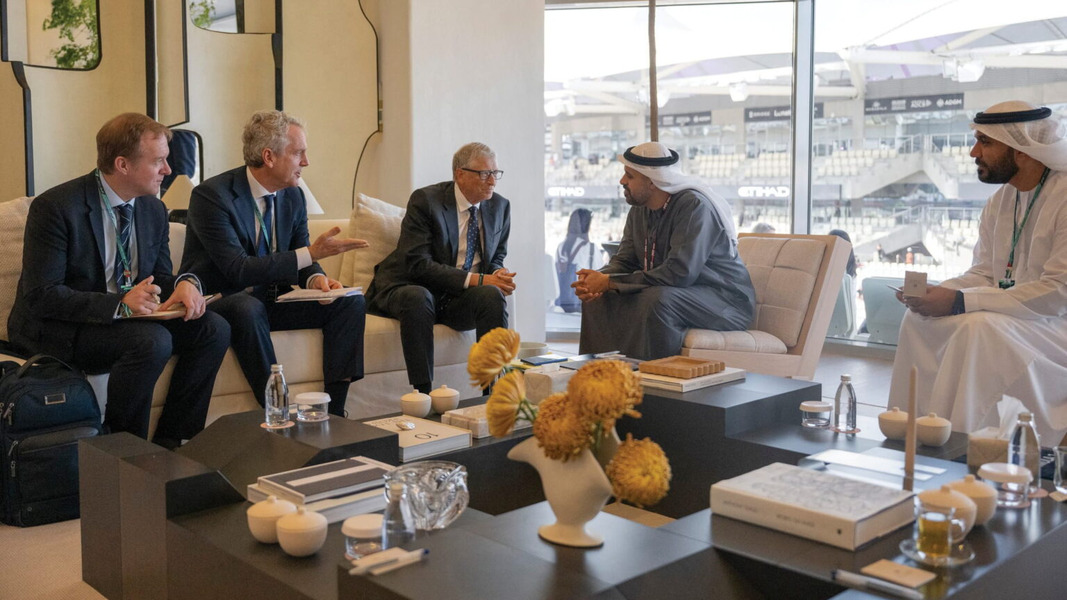 ذياب بن محمد يبحث وبيل غيتس التعاون بالمجالات الإنسانية والتنموية ذياب بن محمد يبحث وبيل غيتس التعاون بالمجالات الإنسانية والتنموية