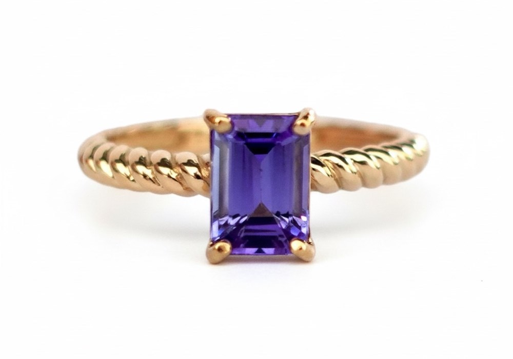 مجوهرات تزين إطلالتكِ في احتفالات نهاية 2025