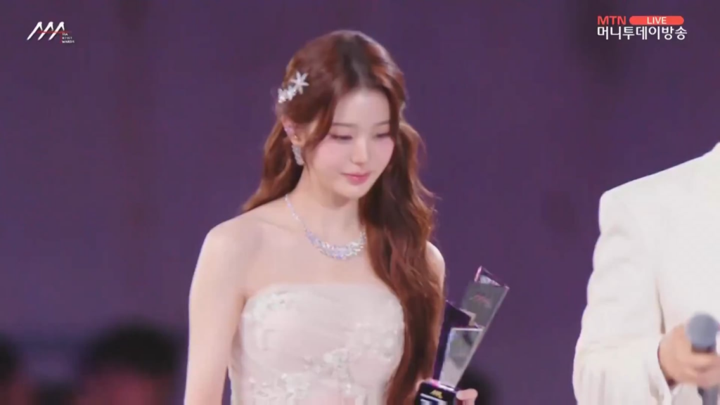 251206 فاز Wonyoung بجائزة "Asia Celebrity" في حفل توزيع جوائز فناني آسيا لعام 2025 (AAA).