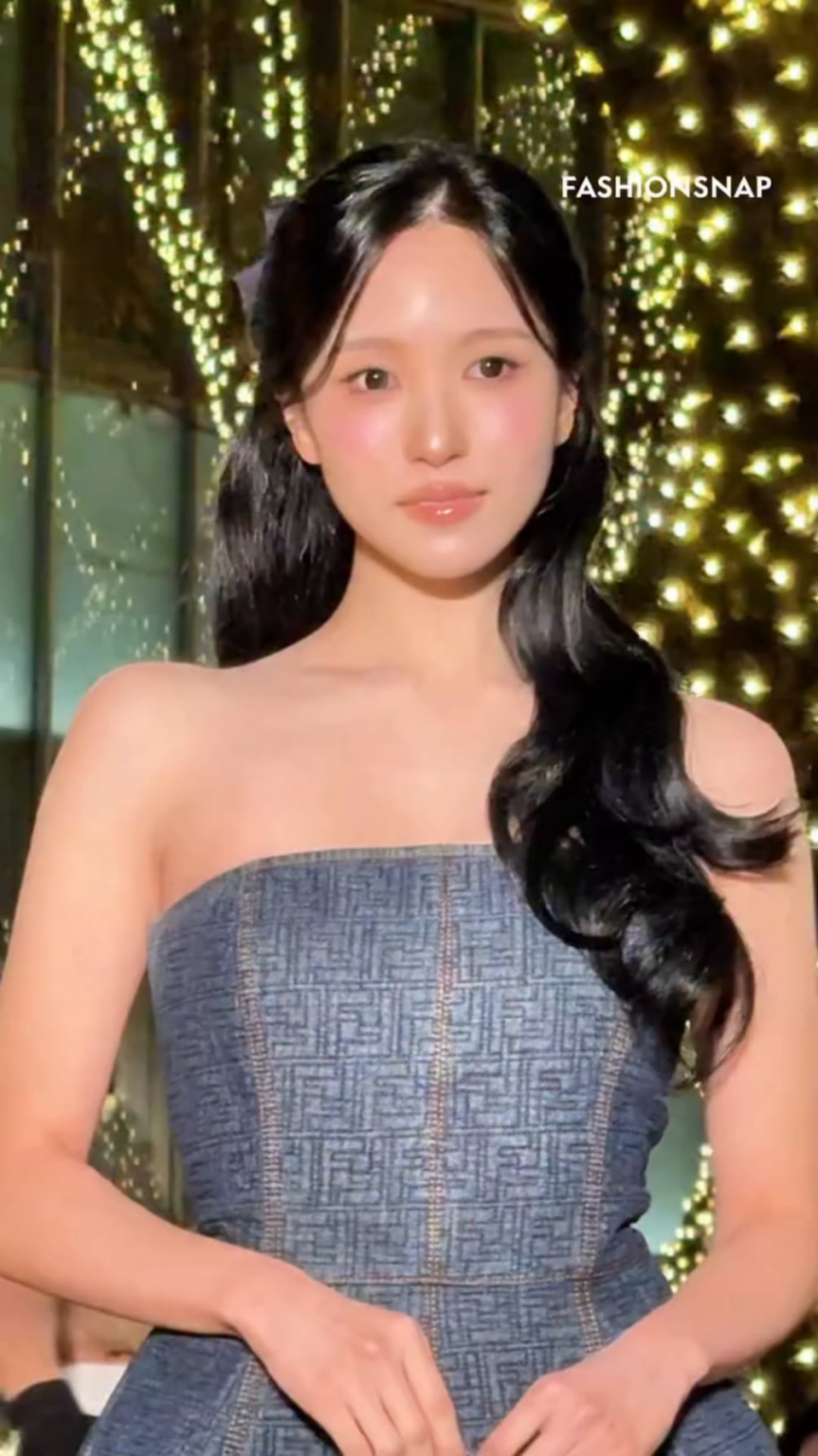 251201 تحديث انستقرام Fashionsnapcom - مينا عضوة TWICE تظهر في حفل الإضاءة! تعقد FENDI معرض "Omotesando Fendi Illuminations 2025" في أوموتيساندو، طوكيو. لقد قبضنا على سفير العلامة التجارية مينا في الحضور.