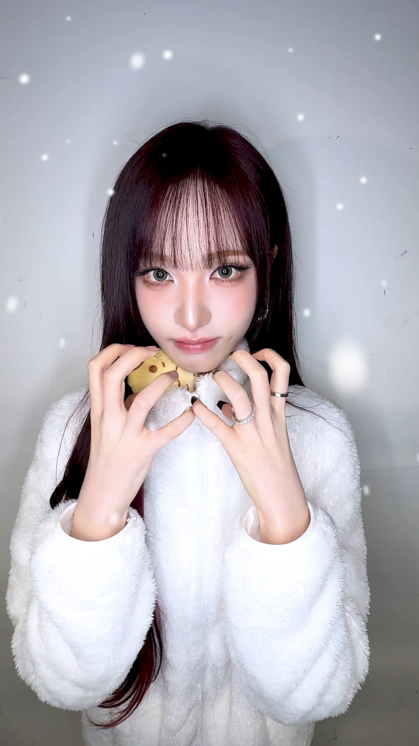 251221 تحديث IVE الرسمي على التيك توك مع ليز - ☃️🎄💝