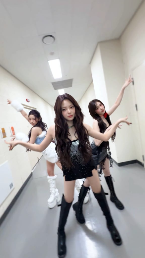 251226 تحديث LE SSERAFIM على TikTok مع Hong Eunchae - 𝑃𝑟𝑒𝑡𝑡𝑦 𝐺𝑖𝑟𝑙𝑠 🖤🥀🩵 w/ NMIXX Kyujin & IVE Leeseo