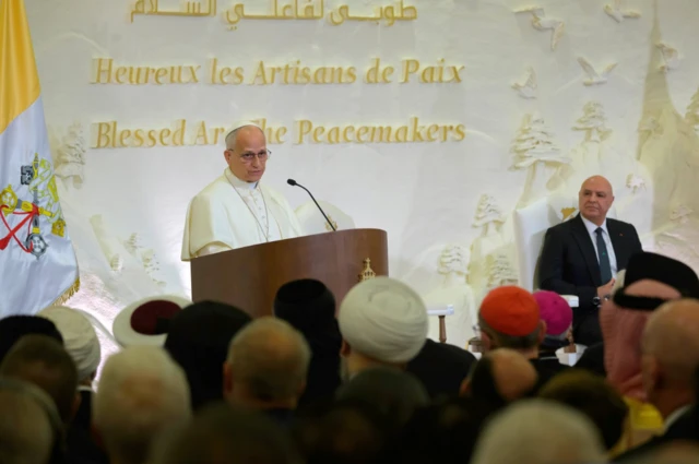 البابا لاون الرابع عشر (يسار)، برفقة الرئيس اللبناني جوزف عون (يمين)، خلال اجتماع مع السلطات والمجتمع المدني والسلك الدبلوماسي في القصر الرئاسي في بيروت