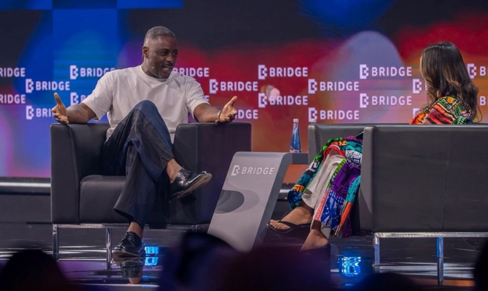 يسرا وإدريس ألبا يفسران سر استمرارية النجاح والمحافظة عليه.. في «قمة بريدج 2025»