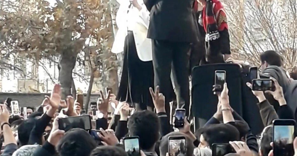 البرلمان الأوروبي يندد بقمع مراسم تأبين محامٍ حقوقي في إيران ويطالب بالإفراج عن المعتقلين البرلمان الأوروبي يندد بقمع مراسم تأبين محامٍ حقوقي في إيران ويطالب بالإفراج عن المعتقلين