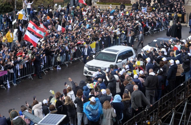 تجمع حشد من اللبنانيين للترحيب بالبابا لاون الرابع عشر الذي يزور لبنان حالياً