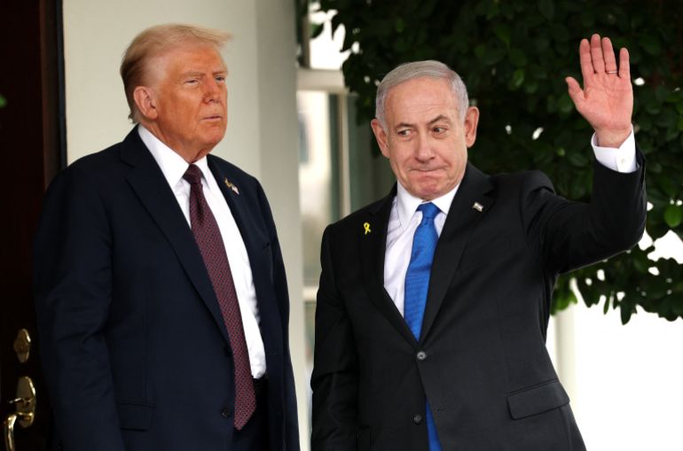 WASHINGTON, DC - SEPTEMBER 29: Israeli Prime Minister Benjamin Netanyahu (R) waves as he is greeted by U.S. President Donald Trump as he arrives at the White House on September 29, 2025 in Washington, DC. In what will be their fourth meeting in Washington, U.S. President Doanld Trump and Netanyahu are expected to discuss the latest U.S. backed plans to end the war in Gaza and free the remaining hostages held by Hamas. Win McNamee/Getty Images/AFP (Photo by WIN MCNAMEE / GETTY IMAGES NORTH AMERICA / Getty Images via AFP)