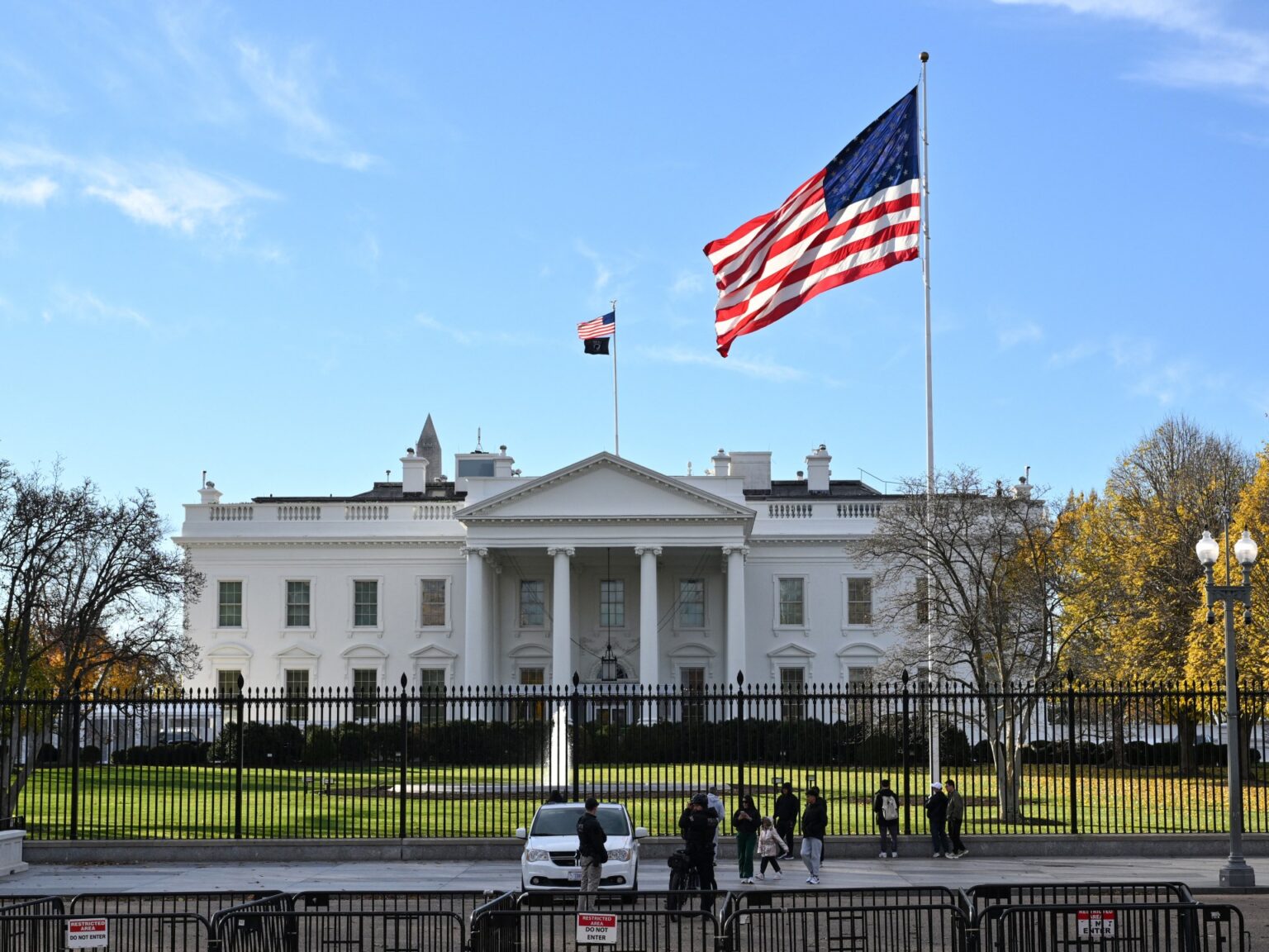 نظريات مؤامرة عنصرية ألهمت إستراتيجية أميركا الجديدة | سياسة