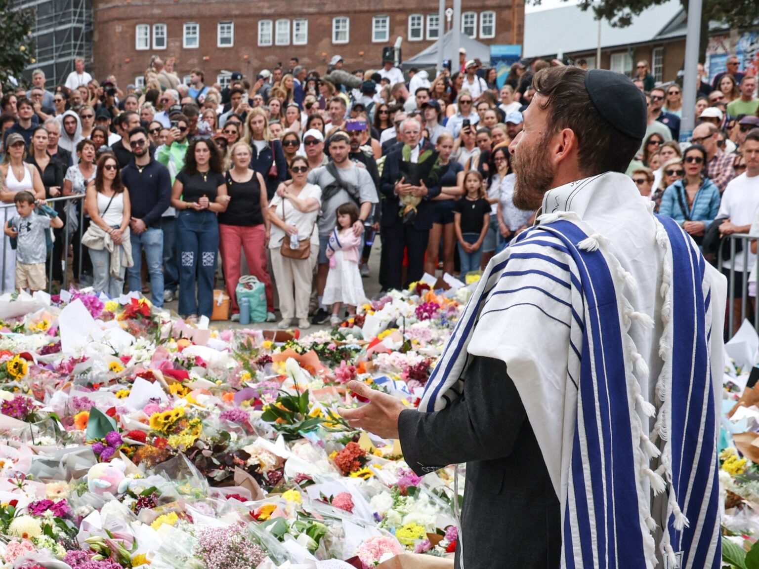 أستراليا تكشف معلومات جديدة عن المهاجميْن وتؤبن ضحايا هجوم بوندي | أخبار أستراليا تكشف معلومات جديدة عن المهاجميْن وتؤبن ضحايا هجوم بوندي | أخبار