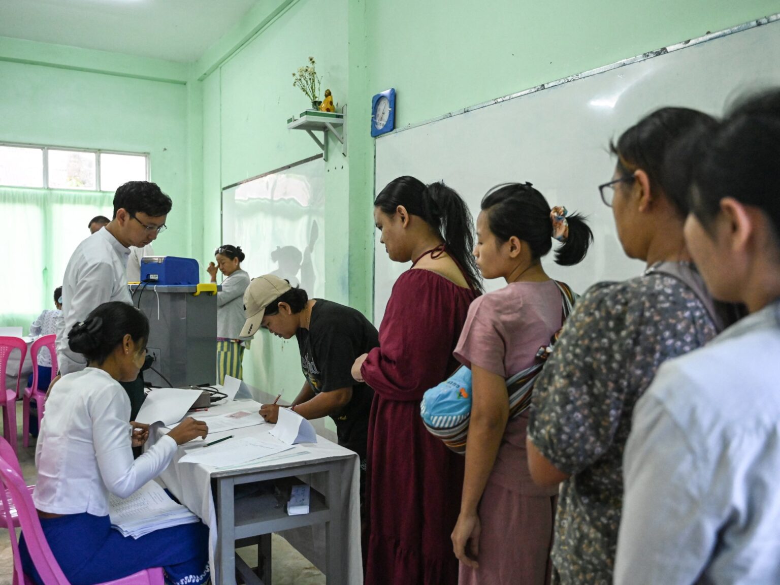 بدء التصويت في أول انتخابات تشهدها ميانمار منذ انقلاب عام 2021 | أخبار