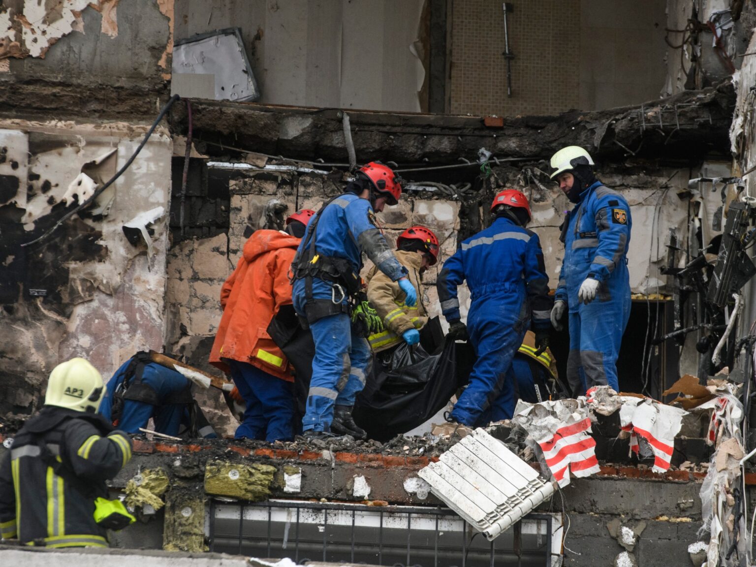 روسيا تقصف كييف قبيل لقاء زيلينسكي ترامب وتوجه تحذيرا لأوروبا | أخبار