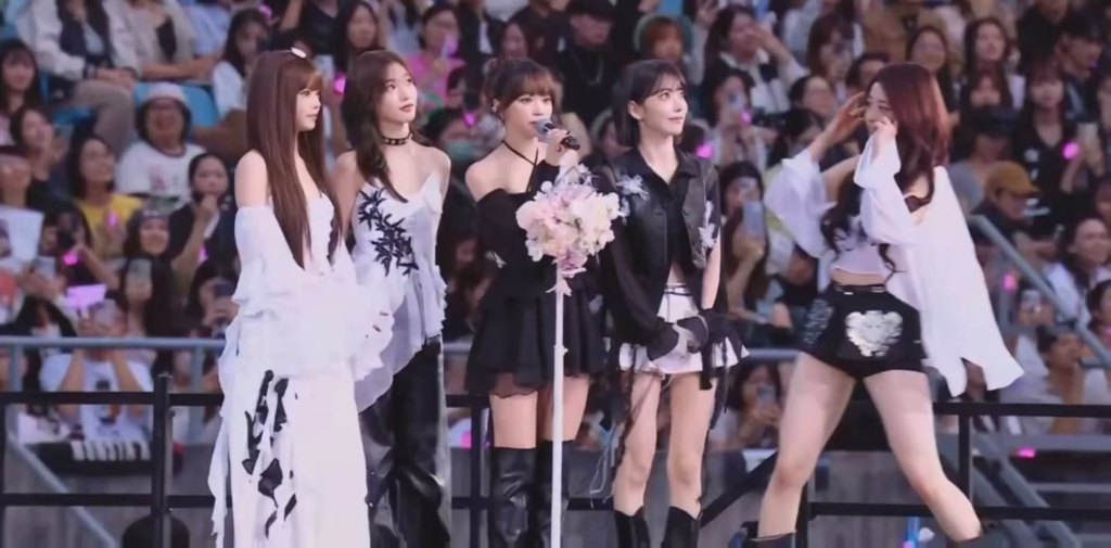 فاز 251206 LE SSERAFIM بجائزة "أفضل فنان" في حفل توزيع جوائز الفنانين الآسيويين لعام 2025 (AAA)