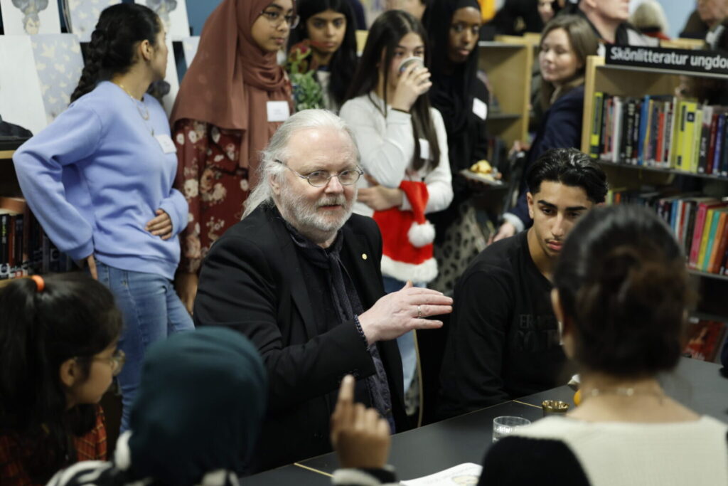 الحائز على نوبل في الأدب يلتقي طلاباً في رينكبي: “أنتم الأمل”