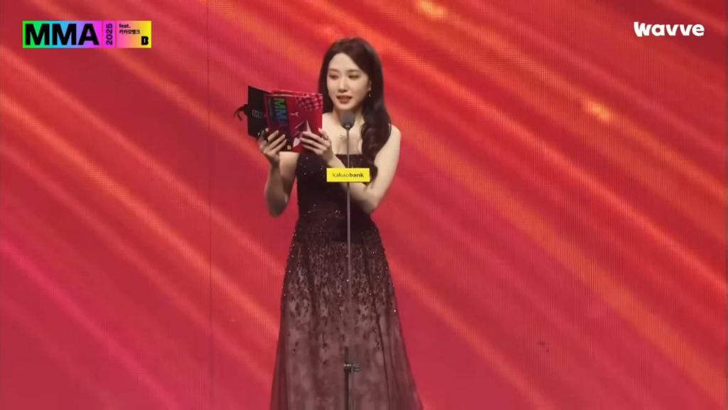 251220 جيني تفوز بجائزة "أفضل تسجيل لهذا العام (ديسانغ)" في حفل توزيع جوائز MelOn الموسيقي السابع عشر!