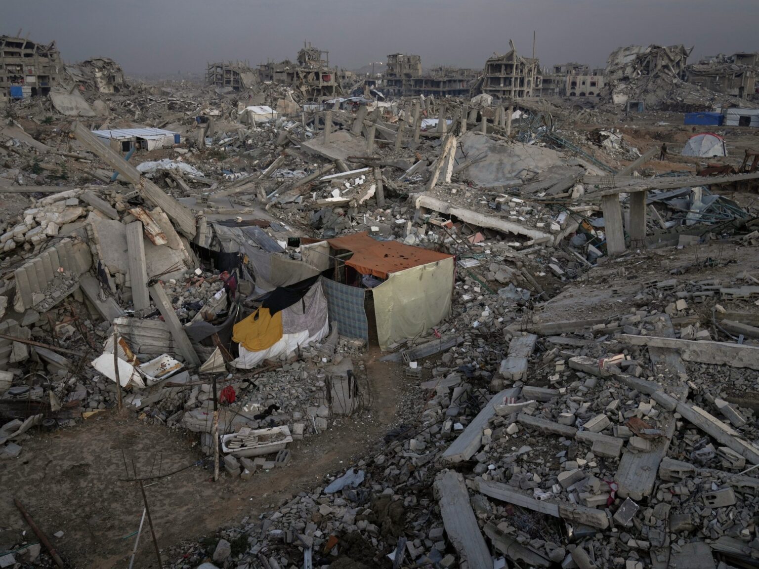 شهيدان شرقي مدينة غزة وتحذيرات أممية من سوء تغذية حاد | أخبار