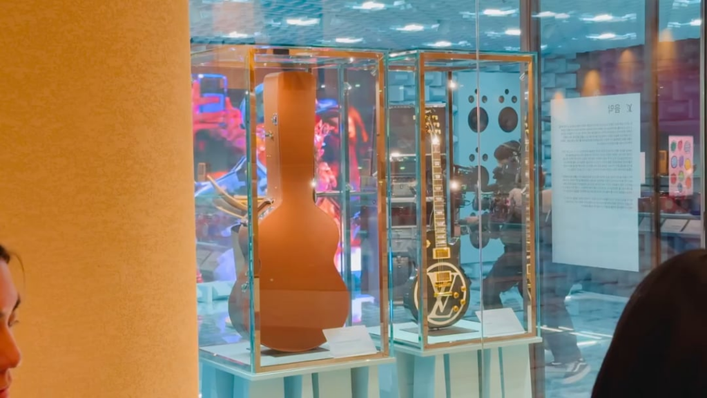 251207 ليزا لـ LOUIS VUITTON خلف الكواليس