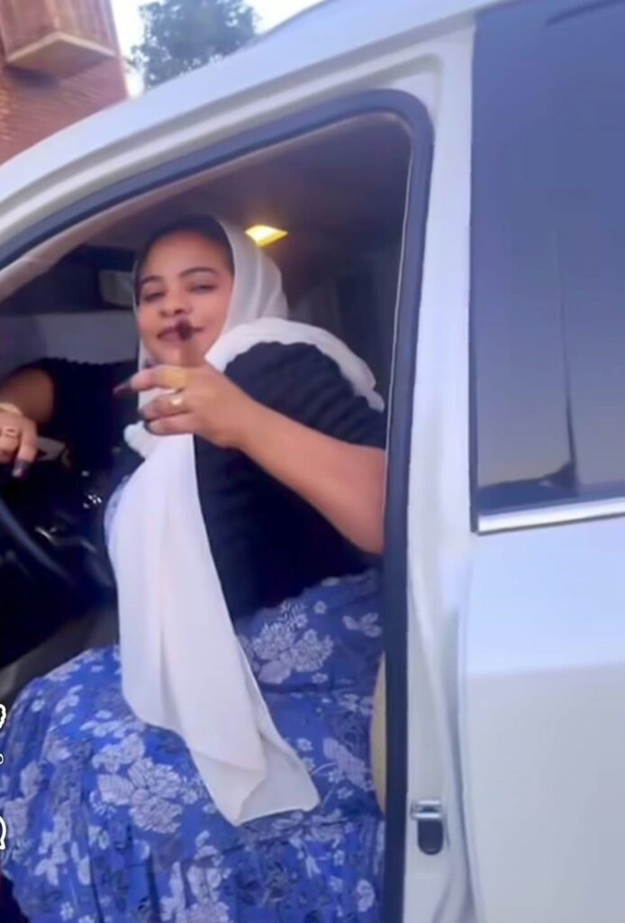 شاهد بالصورة والفيديو.. من أمام منزلها بالخرطوم.. الفنانة منال البدري تستعرض بسيارتها الفارهة الجديدة (لاند كروزر 2025) شاهد بالصورة والفيديو.. من أمام منزلها بالخرطوم.. الفنانة منال البدري تستعرض بسيارتها الفارهة الجديدة (لاند كروزر 2025)