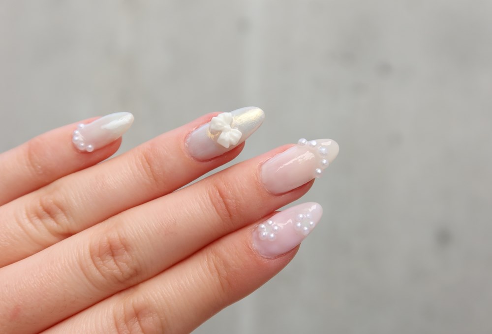 إطلالة لا تُنسى.. أفكار أظافر ساحرة لـ«عروس الشتاء»