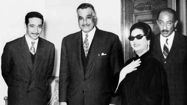 المطربة المصرية أم كلثوم تظهر في صورة مع الرئيس المصري الراحل جمال عبد الناصر ونائبه أنور السادات الذي صار رئيسا لمصر بعده ومعهم الملحن المصري محمد الموجي 