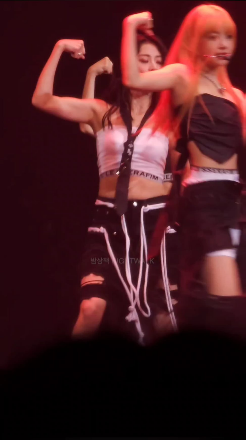 20230812 [Fancam] - Yunjin فانكام مضاد للهشاشة