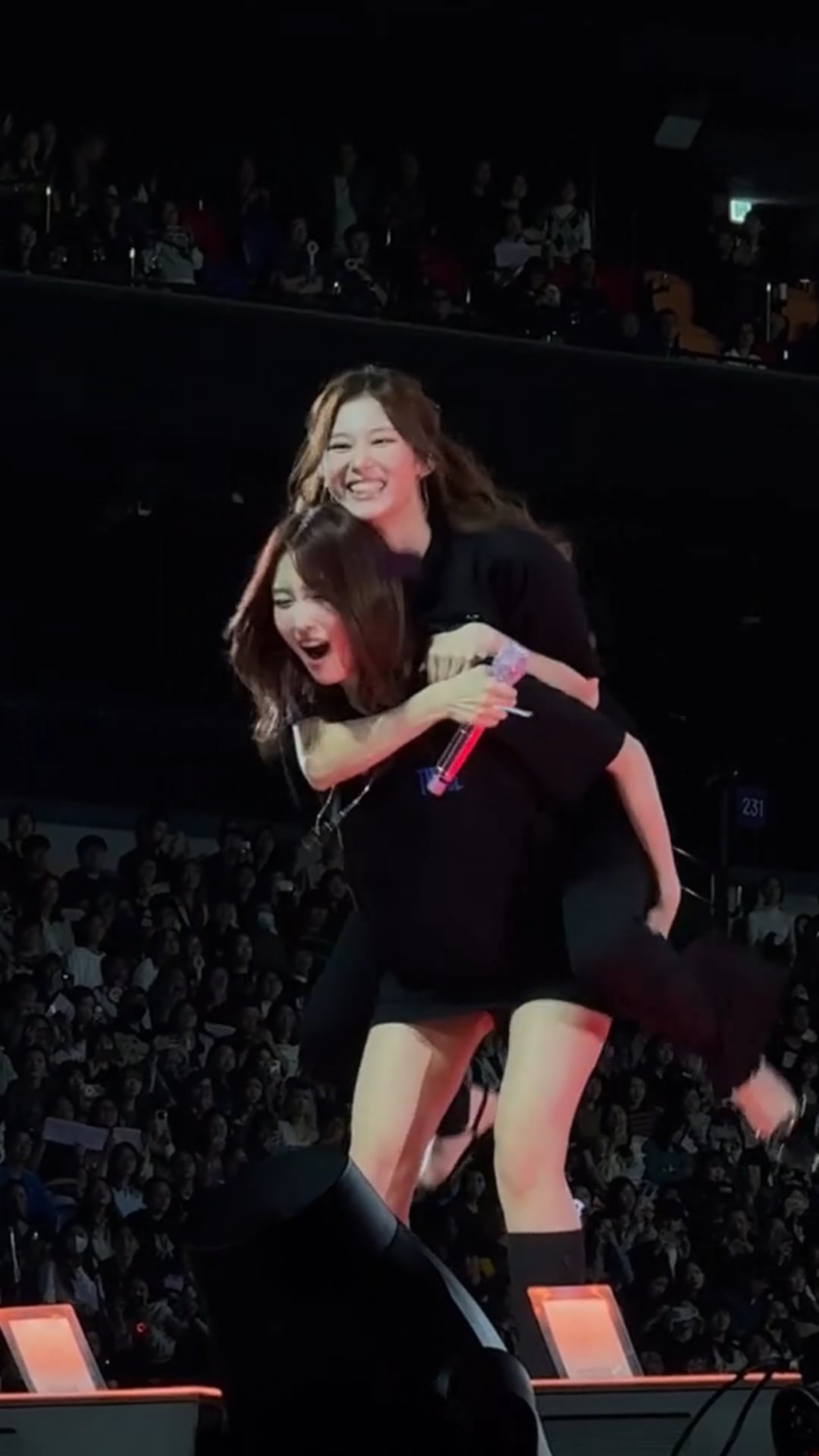 251206 - مومو يركب على ظهر سانا!