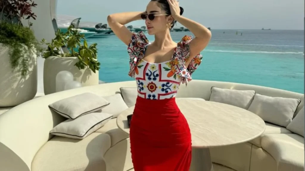 إطلالات بسمة بوسيل تشعل مواقع التواصل في 2025.. جرأة لافتة وردود فعل متباينة إطلالات بسمة بوسيل تشعل مواقع التواصل في 2025.. جرأة لافتة وردود فعل متباينة