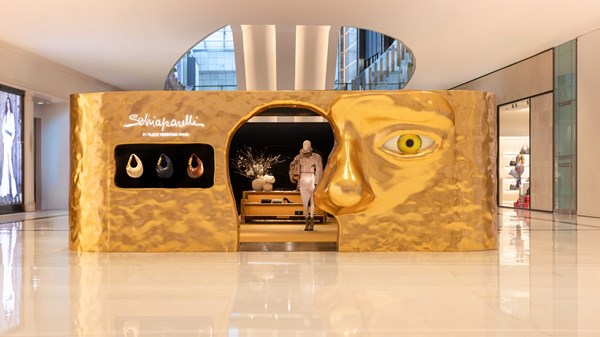 «سكياباريلي» تتحدى الخيال.. جوهرة ذهبية في «دبي مول» تفتح أبواب عالم «الأناقة»