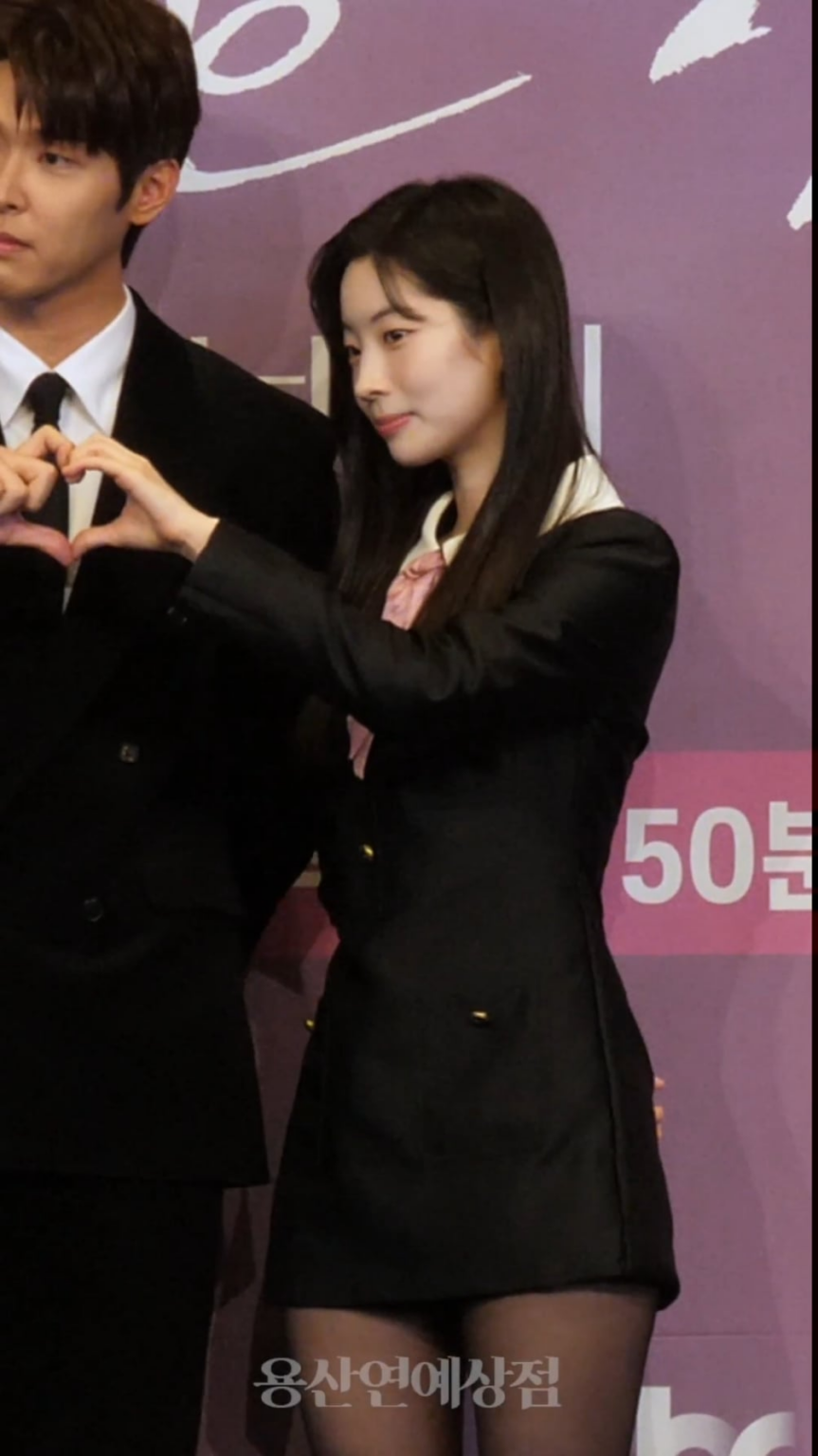 251218 تحديث YongsanStore لفيديوهات YouTube القصيرة - الممثلة داهيون تقف في مؤتمر الإنتاج لمسلسل الجمعة الجديد لـ JTBC "Love Me" الذي عقد في فندق The Link Korea Tribute Portfolio Hotel في Guro-gu، سيول في الثامن عشر.