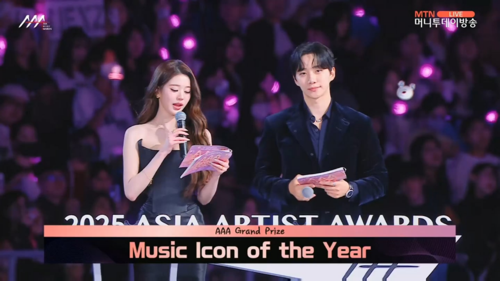 فاز 251206 LE SSERAFIM بجائزة "أيقونة الموسيقى لهذا العام" (Daesang) في حفل توزيع جوائز فناني آسيا لعام 2025 (AAA).