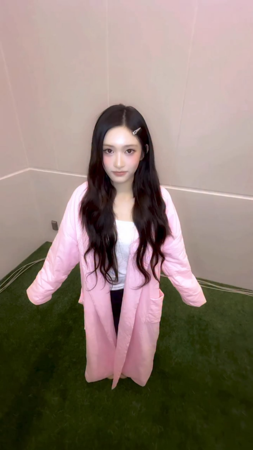 251215 تحديث IVE الرسمي على التيك توك مع ليسيو - 👀➡️🙂⬅️